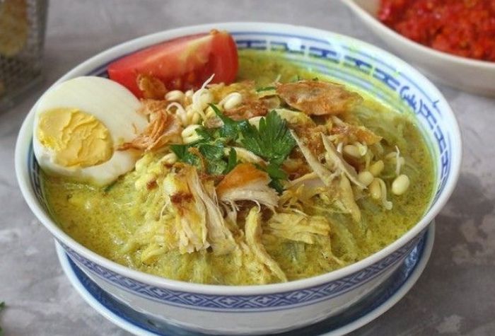 Dari sekian banyak hidangan yang menggoda di Tulungagung, Soto Ayam Lodho adalah bintang utamanya.
