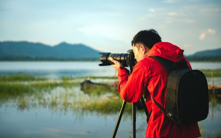 Dari jual foto online, buka jasa, sampai bikin konten  ada banyak cara untuk hasilkan uang dari fotografi.