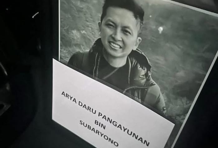 Arya Daru Pangayunan adalah seorang diplomat muda yang bekerja di Direktorat Perlindungan Warga Negara Indonesia (WNI) di Kementerian Luar Negeri Republik Indonesia.
