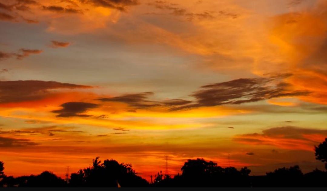 Di Tulungagung, senja bukan sekadar pergantian waktu, tapi momen sakral yang dinikmati dengan cara sederhana tapi penuh makna.