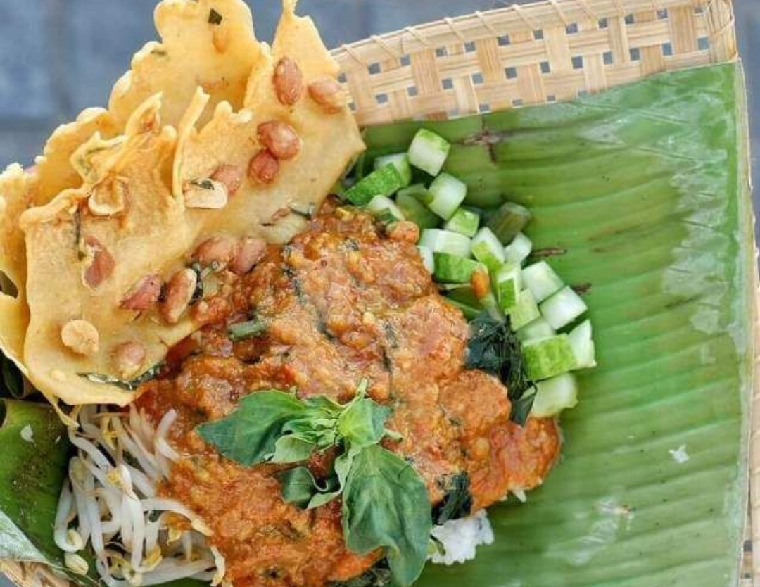 Nasi pecel&nbsp;bukan sekadar sarapan. Bagi banyak warga Tulungagung, ini adalah&nbsp;ritual pagi&nbsp;sebelum mulai kerja