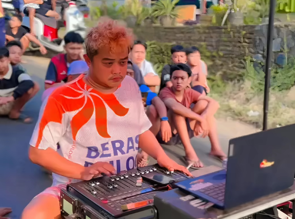 Ekspresi datar Memed saat mengoperasikan sound horeg di sebuah acara viral dan menuai respons warganet.