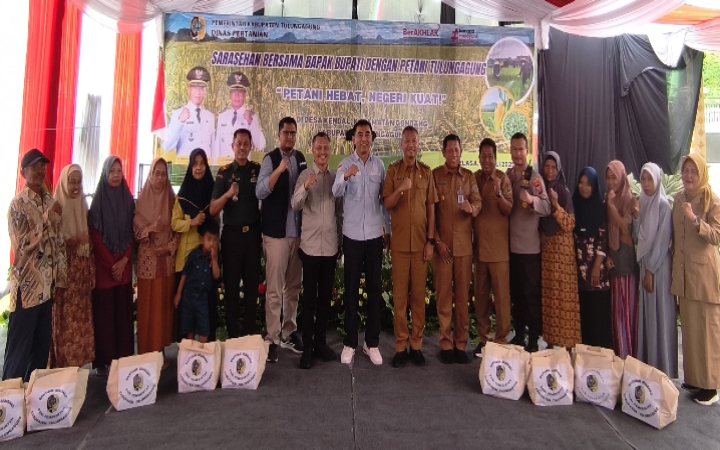 Bupati Tulungagung Gatut Sunu Wibowo foto bersama jajaran forkopimcam, DPRD, Perum Bulog, pimpinan OPD terkait, dan warga penerima bantuan, Selasa (29/7/2025).