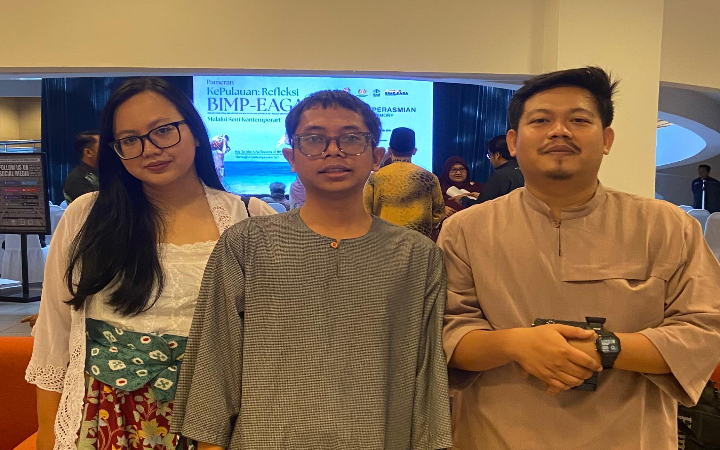 Muchamad Riduwan (tengah), pemuda asal Karangwaru, Tulungagung, bersama tim berfoto di sela-sela pameran karyanya di Malaysia beberapa waktu lalu.