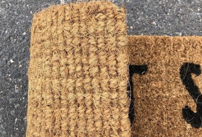 Selain digunakan di rumah, keset berbahan serabut kelapa ini juga umum digunakan di perkantoran, toko, dan tempat ibadah