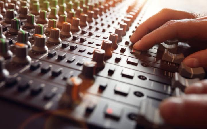 Sound horeg yang dipakai di sejumlah acara hiburan kerap menuai pro dan kontra karena volumenya dianggap terlalu ekstrem.