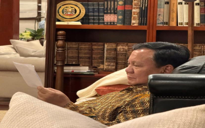 Presiden Prabowo Subianto menerima sejumlah surat dari siswa-siswi Sekolah Rakyat tingkat SMP dan SMA di Cibinong, Jawa Barat.