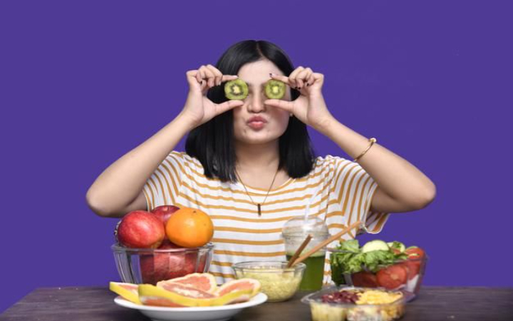 Kesehatan mata dimulai dari piringmu. Yuk konsumsi buah-buahan kaya vitamin untuk penglihatan yang tajam.