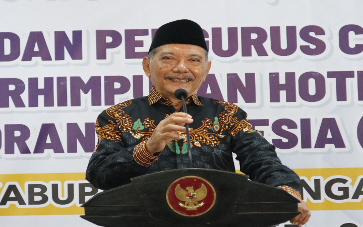 Ketua PWRI Tulungagung Bambang Sukardjono menyampaikan sambutan dan visi misi pada peringatan HUT Ke-63 PWRI di pendapa kabupaten.