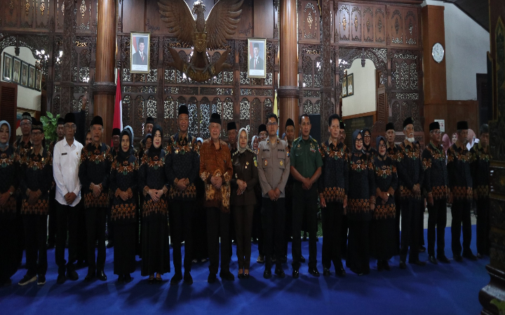 Pengurus PWRI Tulungagung berfoto bersama Bupati Tulungagung dan Ketua PWRI Jawa Timur dalam momen peringatan HUT Ke-63 PWRI.