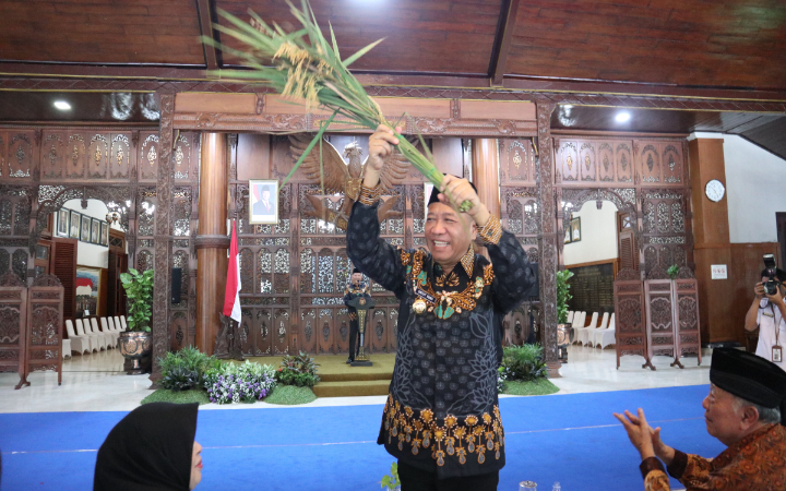 Bupati Tulungagung Gatut Sunu mengangkat padi organik hasil karya Petani Suratani Rawa Sapen Majan PWRI sebagai bentuk dukungan ketahanan pangan lokal di momen HUT Ke-63 PWRI.