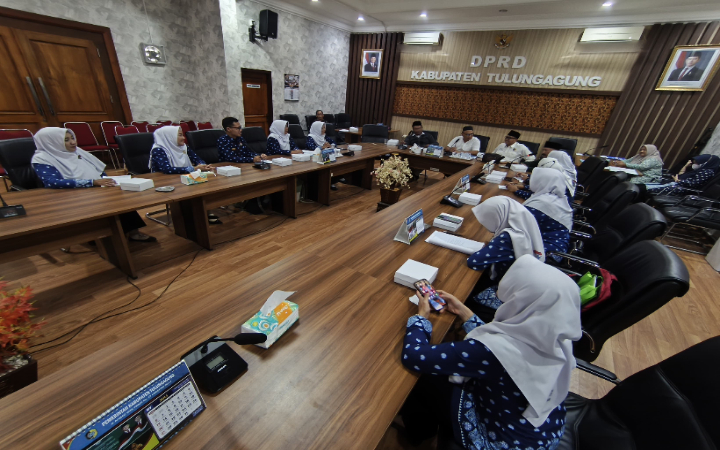 Himpunan pendidik dan tenaga kependidikan anak usia dini Indonesia (Himpaudi) saat hearing dengan  DPRD Kabupaten Tulungagung, Kamis (31/7/2025). Mereka membawa sejumlah tuntutan terkait nasib.