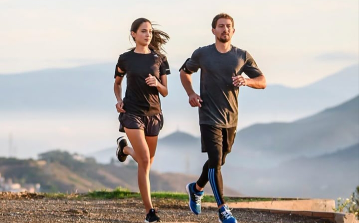 Lari atau jogging di pagi hari bagi warga Tulungagung merupakan salah satu aktivitas olahraga yang sangat direkomendasikan untuk menjaga kesehatan tubuh.