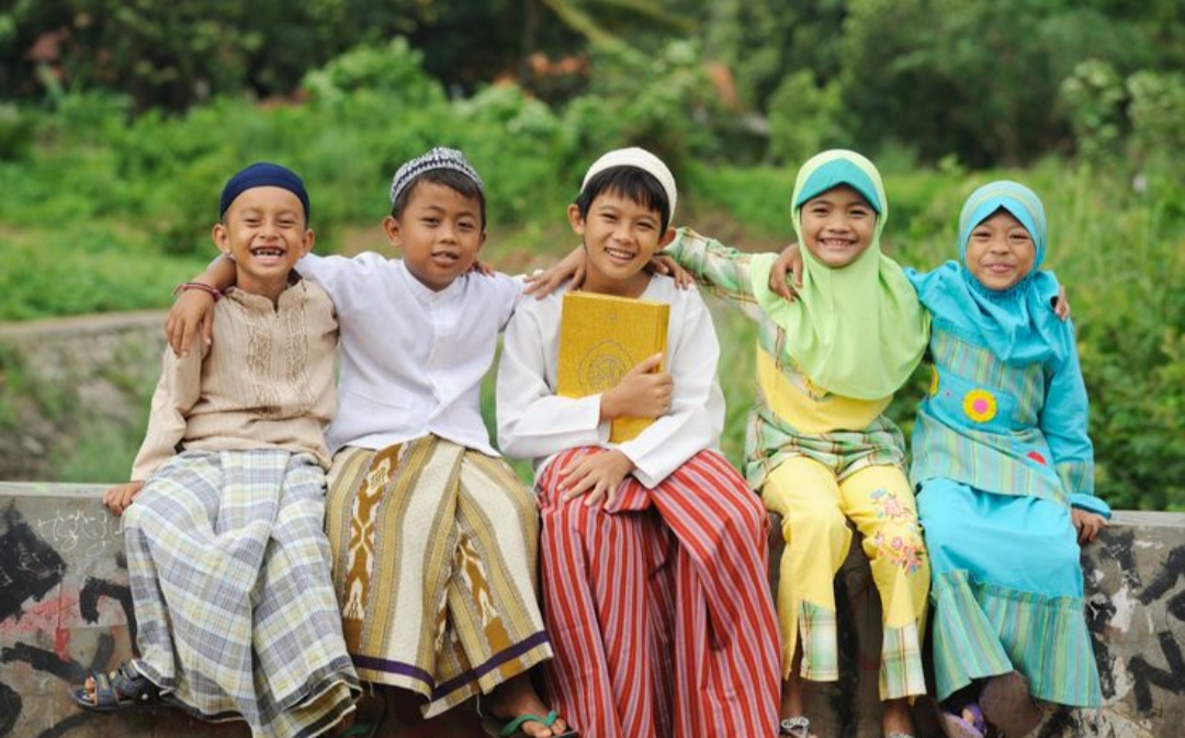 Di tengah derasnya arus digitalisasi dan gadget yang merajalela di tangan anak-anak di Tulungagung, masih ada satu tradisi kampung yang hangat dan penuh makna.
