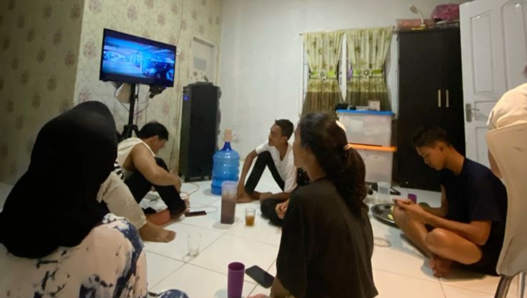 Suasana sederhana tapi hangat ini jadi hiburan kolektif yang langka dan menyimpan cerita kebersamaan yang tidak tergantikan di Tulungagung.