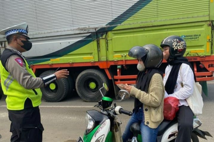Mengendarai kendaraan bermotor di jalan harus mematuhi peraturan lalu lintas.