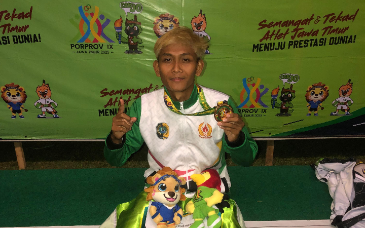 Atlet asal Tulungagung, Maulana Syarifudin meraih emas di lari estafet 4x100 di Porprov IX Jatim.
