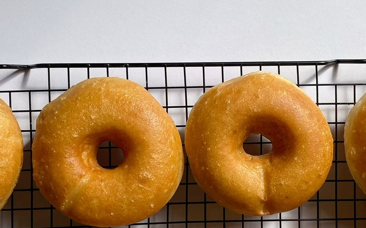 Donat adalah salah satu camilan yang digemari banyak orang karena teksturnya yang empuk dan rasanya yang manis.