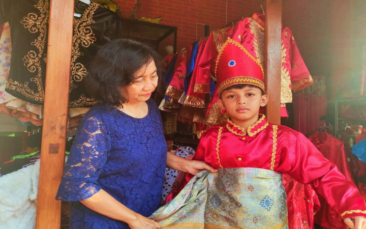 Mama Ina Collection,&nbsp;di Perumahan Ringinpitu Estate, Kecamatan Kedungwaru, Tulungagung, pasa jadi pilihan untuk sewa kostum meriahkan HUT RI Ke 80.&nbsp;