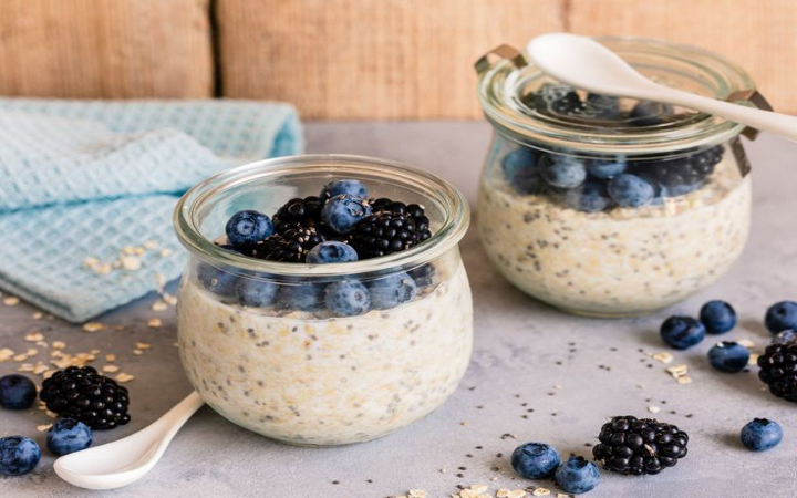 Overnight oats, camilan sehat untuk tetap on track goals dietmu.