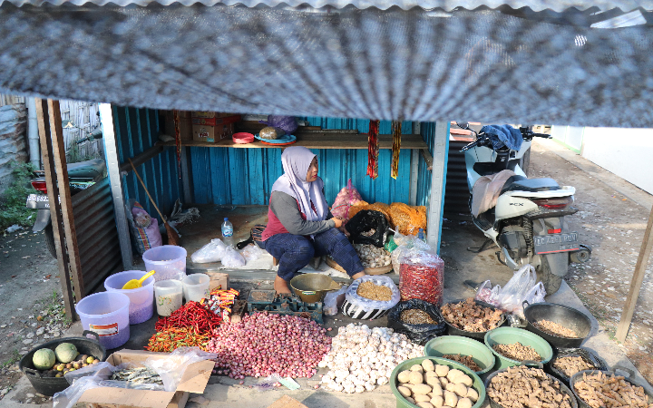 Pedagang di Pasar Campurdarat Tulungagung sedang menunggu pembeli.