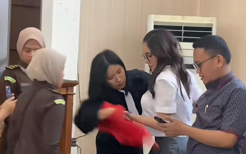 Nikita Mirzani beromtak mengenakan rompi tahanan yang hendak dipakaikan pihak JPU sebelum sidang selesai.