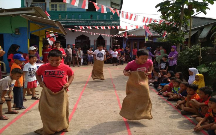 Setiap tanggal 17 Agustus, semangat kemerdekaan selalu terasa spesial di seluruh penjuru Indonesia. Salah satu tradisi paling ditunggu-tunggu tentu saja lomba Agustusan yang penuh tawa dan kompetisi.