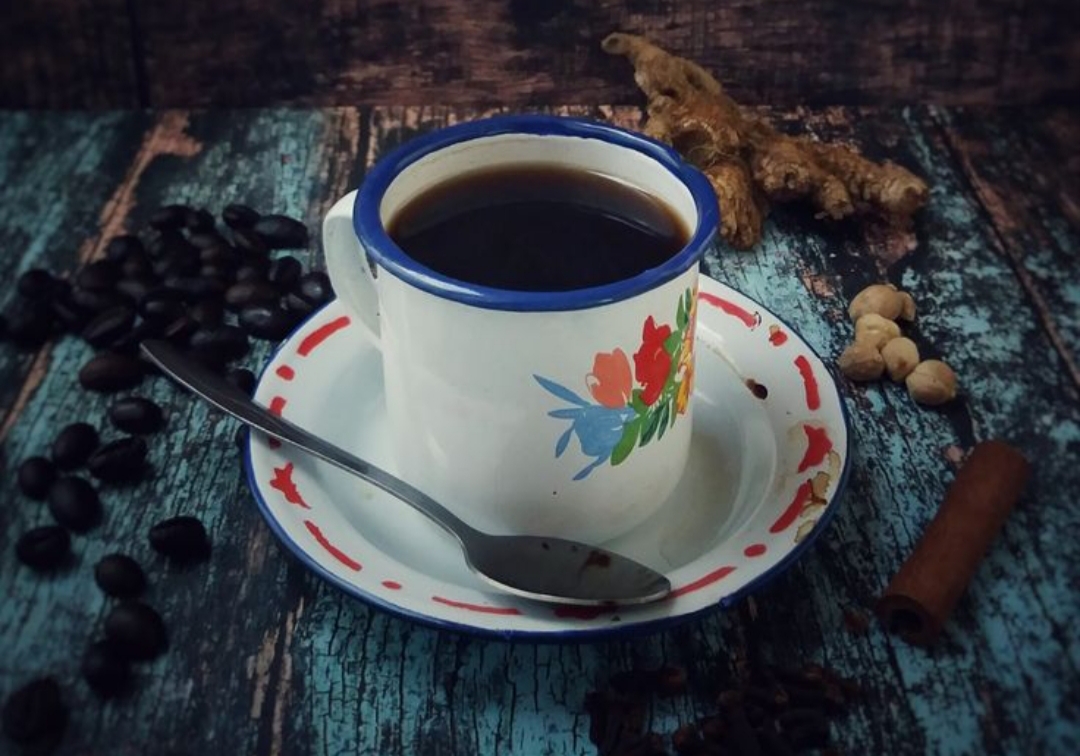 Bukan sekadar soal kopi, tapi tentang rasa akrab, kehangatan, dan cerita-cerita kecil di Tulungagung yang mengalir pelan, seperti uap panas dari kopi yang baru diseduh.