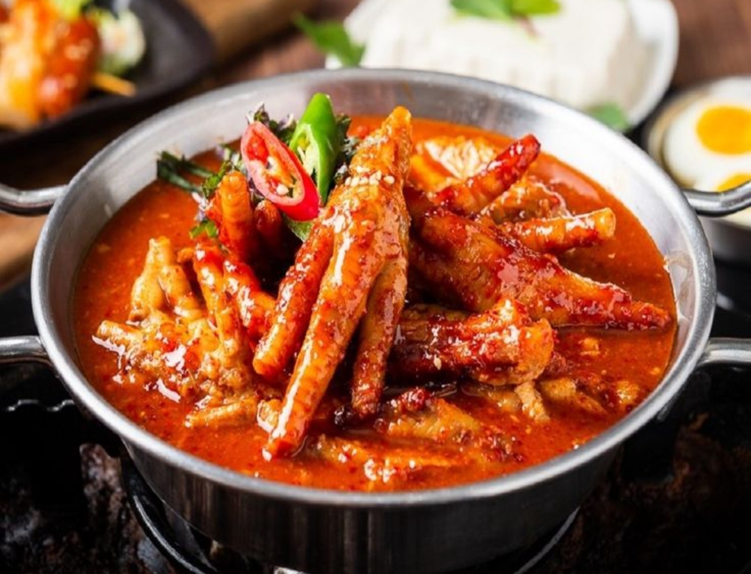 Aroma gurih dari sate yang dibakar di atas arang itu seolah menjadi magnet di Tulungagung yang menarik siapa saja untuk mendekat.