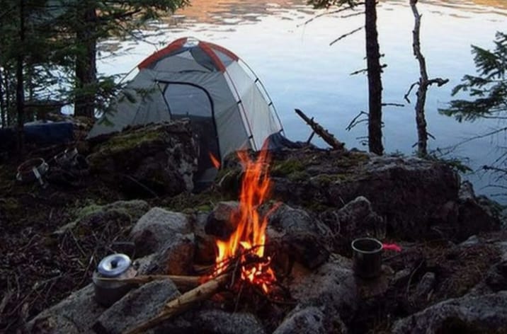 Aktivitas camping ini tidak hanya menawarkan ketenangan, tetapi juga membantu mengurangi stres dan mempererat hubungan dengan alam.