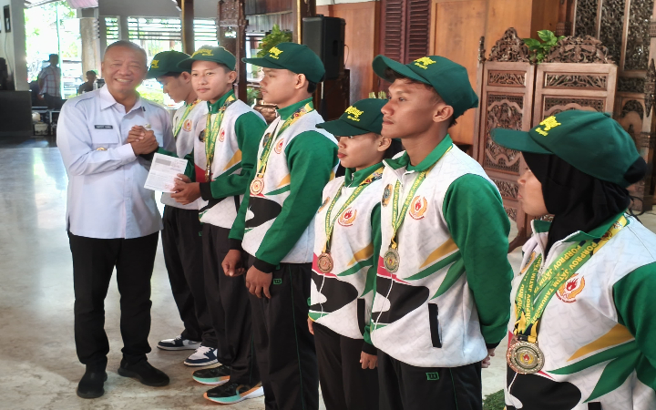 Pemkab dan KONI Kabupaten Tulungagung menggelar pembubaran kontingen serta penyerahan reward untuk atlet peraih medali, Jumat (1/8/2025).