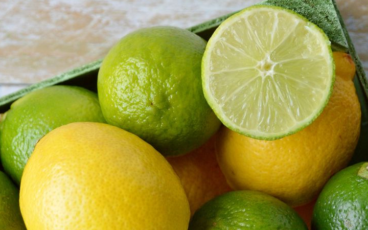 Meski sama-sama berasa asam dan sering digunakan sebagai penyedap makanan dan minuman, jeruk nipis dan lemon adalah dua jenis jeruk yang berbeda, baik dari segi bentuk, rasa, kandungan nutrisi.