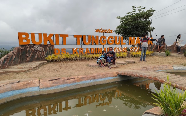 Salah satu destinasi yang kini semakin populer dan layak dikunjungi di Tulungagung adalah Bukit Tunggul Manik.