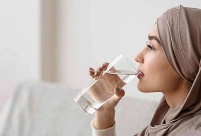 Memulai hari dengan segelas air hangat merupakan kebiasaan sederhana yang memberi manfaat besar bagi kesehatan.