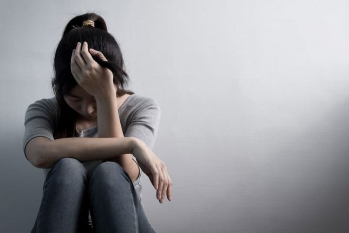 Banyak orang mengalami overthinking tanpa sadar. Pikiran terasa penuh, terus memutar hal yang belum tentu terjadi.