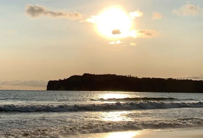 Berbeda dengan kebanyakan pantai di pesisir selatan Tulungagung, Pantai Dlodo menawarkan keunikan yang tak banyak ditemukan.