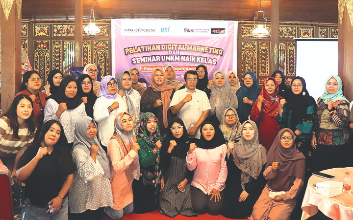 Pelaku UMKM Tulungagung foto Bersama usai ikuti Pelatihan Digital Marketing dan Seminar UMKM Naik Kelas Tahap I, di Balai Suhartini, Lotu