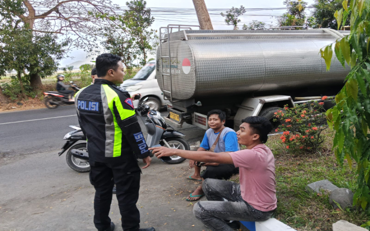 Polisi menghimpun keterangan di lokasi kecelakaan beruntun melibatkan tiga kendaraan terjadi di jalan umum Kelurahan Tamanan, Kecamatan Tulungagung, Kabupaten Tulungagung, pada Jumat (1/8/2025) sore.