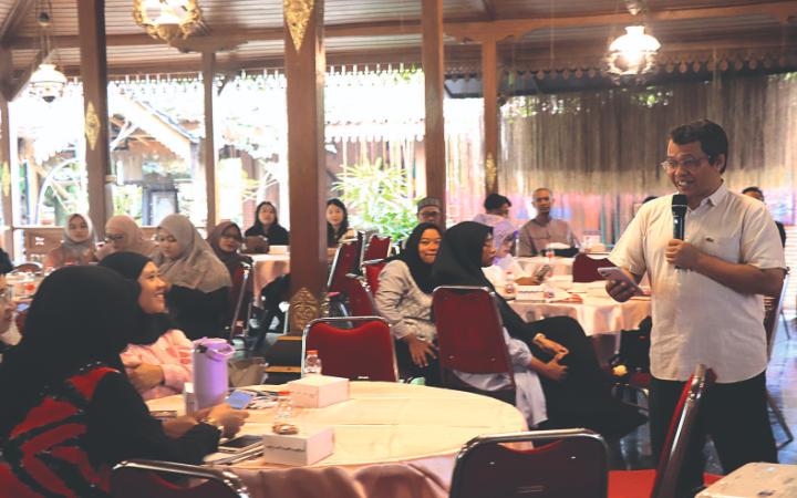 Pemateri digital marketing, Yufi Priyo Sutanto, ST MM, saat memberi pemaparan.