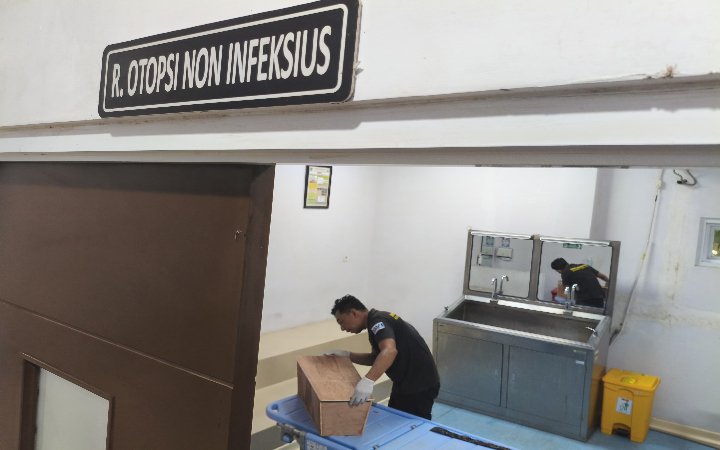 Bayi ditemukan tewas dan diduga jadi korban kekerasan ibu kandungnya sendiri di wilayah Boyolangu, Tulungagung. Tampak jenazah bayi saat diotopsi di RSUD dr Iskak Tulungagung, Minggu (3/8/2025).