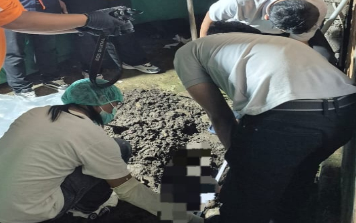 Polisi ketika membongkar jasad bayi di Dusun Sanggrahan Lor, Desa Sanggrahan, Kecamatan Boyolangu, Kabupaten Tulungagung, Sabtu (2/8/2025).&nbsp;