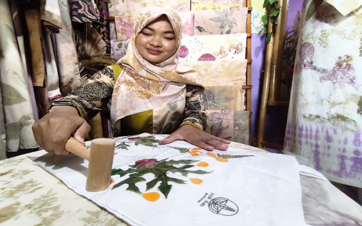 Warga Tulungagung, Aliyah Nabila, dalam proses produksi ecoprint dengan menggunakan teknik pounding di kediamannya, Minggu (3/8/2025).
