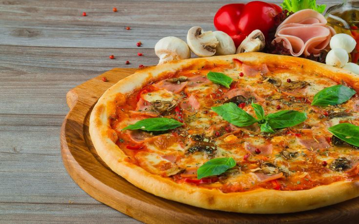Pizza adalah salah satu makanan yang paling digemari di dunia. Dari makanan jalanan sederhana di Napoli, Italia, hingga menjadi sajian favorit di berbagai belahan dunia.