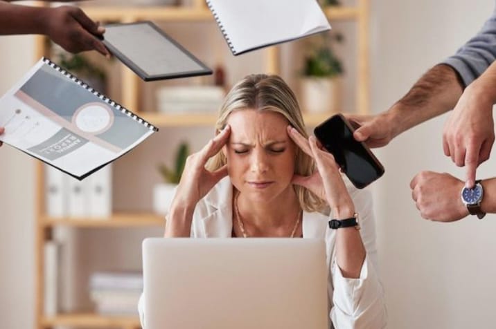 Dalam dunia yang serba cepat dan penuh tuntutan seperti sekarang, burnout atau kelelahan mental dan emosional sering dialami banyak orang.