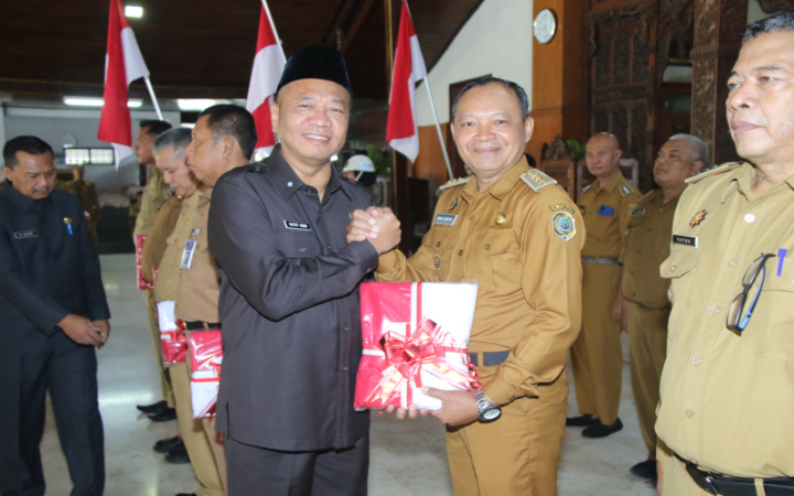 Bupati Tulungagung Gatut Sunu Wibowo didampingi Sekda Tulungagung Tri Hariadi (belakang) menyerahkan ribuan bendera merah-putih ke 19 camat, Senin (8/4/2025).