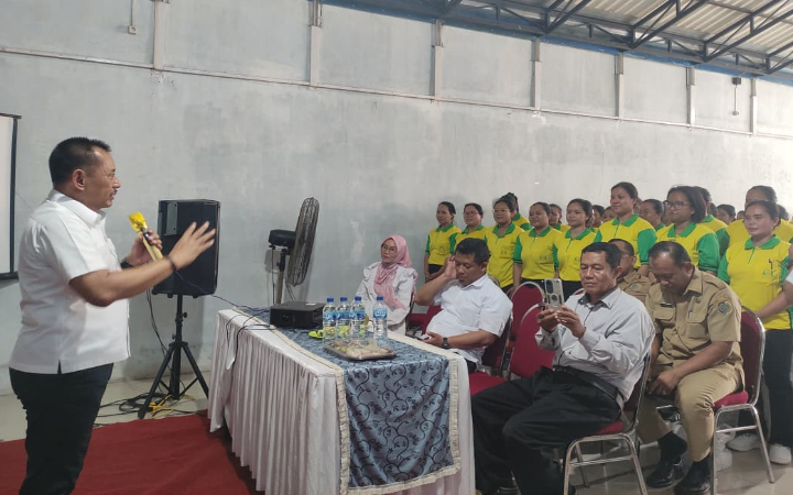 Anggota DPR RI komisi IX, Heru Tjahjono, sosialisasi peluang kerja luar negeri dan migrasi aman bagi PMI, di Aula PT Mutiara Bahari Alamria, Desa Blimbing, Rejotangan, Tulungagung, Senin (4/8/2025).
