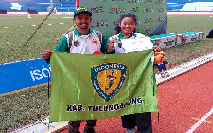 Titis Bara Tisna (kanan) dengan pelatih, perempuan muda asal Kelurahan Karangwaru, Kecamatan/Kabupaten Tulungagung, patut menjadi sorotan karena prestasinya di ajang Porprov Jatim IX 2025.