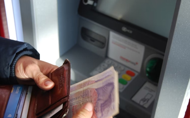 PPATK melaporkan penurunan drastis transaksi judi online hingga lebih dari 70 persen pada periode April-Juni 2025.