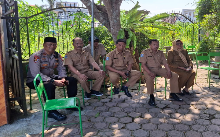 Kepala dan guru SMAN 1 Boyolangu Tulungagung ketika takziah ke rumah duka DFS, 17, di Desa Pelem, Kecamatan Campurdarat, Senin (4/8/2025).&nbsp; &nbsp;