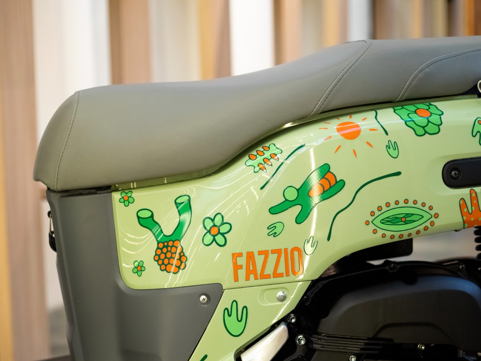 Penggunaan stiker decal bisa mempermanis tampilan Yamaha Fazzio Hybrid.